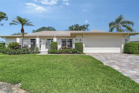 House in Sarasota, Florida 3 bedrooms, 209.96 sq.m. № 1652517 - photo 1
