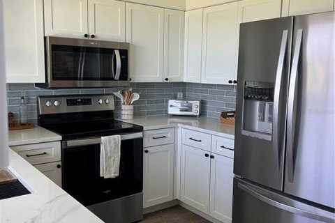 Condo in Melbourne Beach, Florida, 2 bedrooms № 2429666 - photo 18