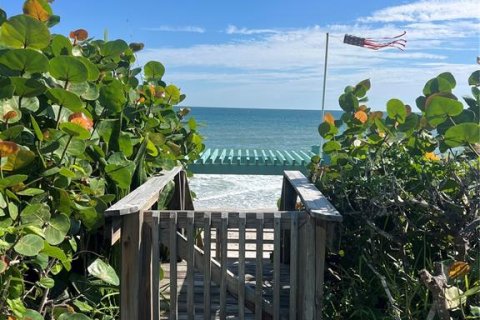 Condo in Melbourne Beach, Florida, 2 bedrooms № 2429666 - photo 3
