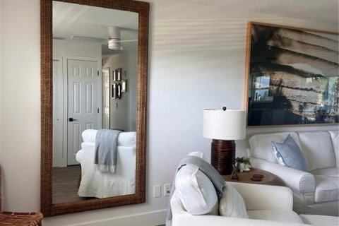 Condo in Melbourne Beach, Florida, 2 bedrooms № 2429666 - photo 25