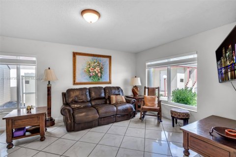 House in Miami Gardens, Florida 3 bedrooms, 141.21 sq.m. № 1948436 - photo 4