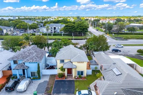 House in Miami Gardens, Florida 3 bedrooms, 141.21 sq.m. № 1948436 - photo 25
