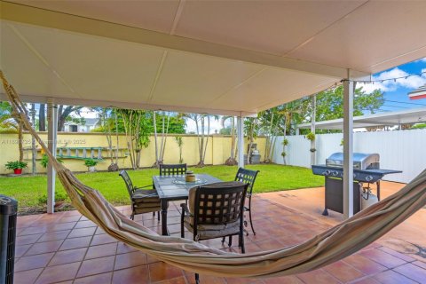 House in Miami Gardens, Florida 3 bedrooms, 141.21 sq.m. № 1948436 - photo 22