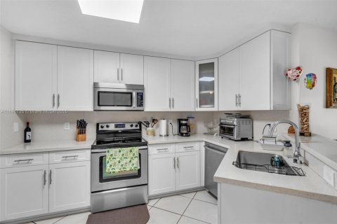 House in Miami Gardens, Florida 3 bedrooms, 141.21 sq.m. № 1948436 - photo 11