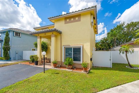 House in Miami Gardens, Florida 3 bedrooms, 141.21 sq.m. № 1948436 - photo 3