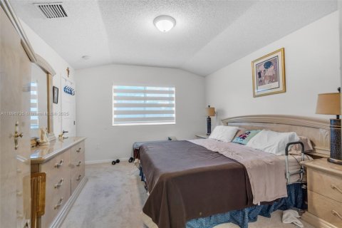 House in Miami Gardens, Florida 3 bedrooms, 141.21 sq.m. № 1948436 - photo 19