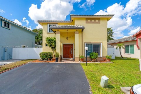 House in Miami Gardens, Florida 3 bedrooms, 141.21 sq.m. № 1948436 - photo 1