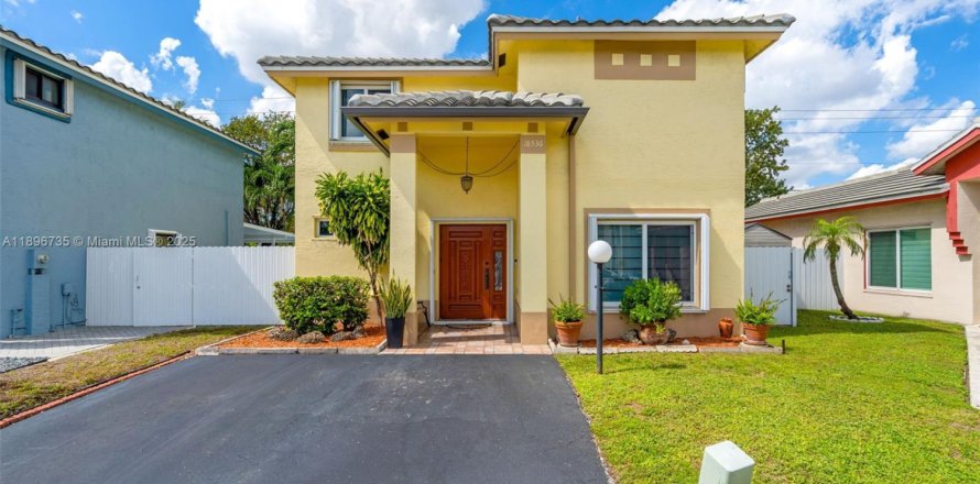 House in Miami Gardens, Florida 3 bedrooms, 141.21 sq.m. № 1948436