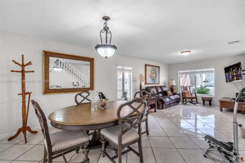 House in Miami Gardens, Florida 3 bedrooms, 141.21 sq.m. № 1948436 - photo 7