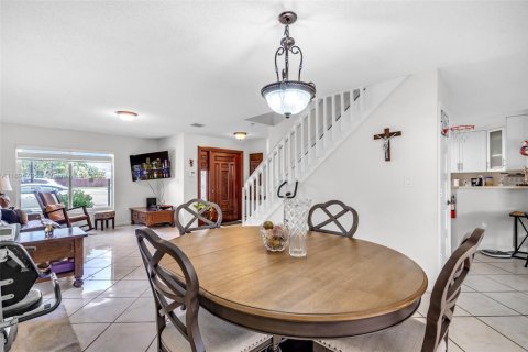 House in Miami Gardens, Florida 3 bedrooms, 141.21 sq.m. № 1948436 - photo 8