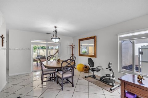House in Miami Gardens, Florida 3 bedrooms, 141.21 sq.m. № 1948436 - photo 6