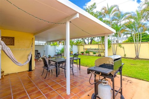 House in Miami Gardens, Florida 3 bedrooms, 141.21 sq.m. № 1948436 - photo 23