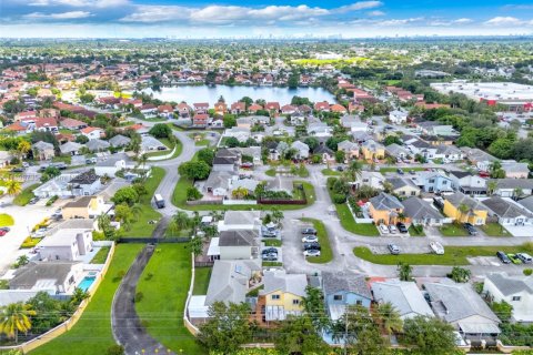 House in Miami Gardens, Florida 3 bedrooms, 141.21 sq.m. № 1948436 - photo 28