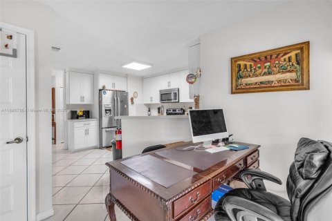 House in Miami Gardens, Florida 3 bedrooms, 141.21 sq.m. № 1948436 - photo 9