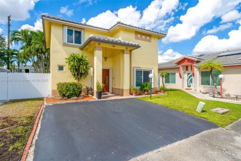 House in Miami Gardens, Florida 3 bedrooms, 141.21 sq.m. № 1948436 - photo 2