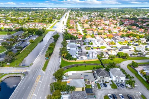 House in Miami Gardens, Florida 3 bedrooms, 141.21 sq.m. № 1948436 - photo 29