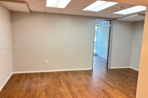 Propiedad comercial en venta en Miami, Florida № 1696198 - foto 7