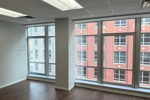 Propiedad comercial en venta en Miami, Florida № 1696198 - foto 3