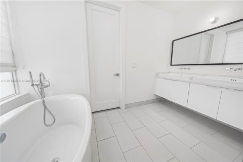 Townhouse in Doral, Florida 4 bedrooms, 216.93 sq.m. № 1953898 - photo 26