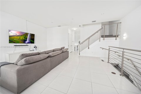 Townhouse in Doral, Florida 4 bedrooms, 216.93 sq.m. № 1953898 - photo 9