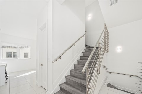 Townhouse in Doral, Florida 4 bedrooms, 216.93 sq.m. № 1953898 - photo 15