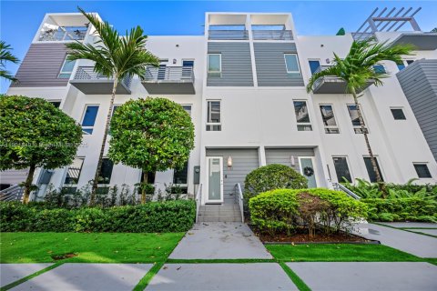 Townhouse in Doral, Florida 4 bedrooms, 216.93 sq.m. № 1953898 - photo 1