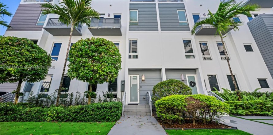 Townhouse in Doral, Florida 4 bedrooms, 216.93 sq.m. № 1953898