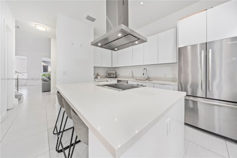 Townhouse in Doral, Florida 4 bedrooms, 216.93 sq.m. № 1953898 - photo 14