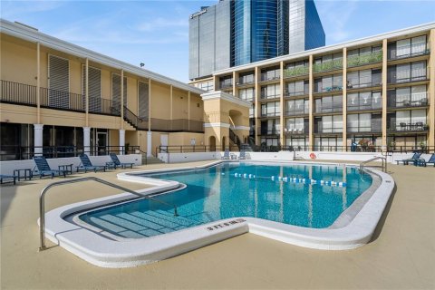 Condo in Orlando, Florida, 2 bedrooms  № 2201944 - photo 27
