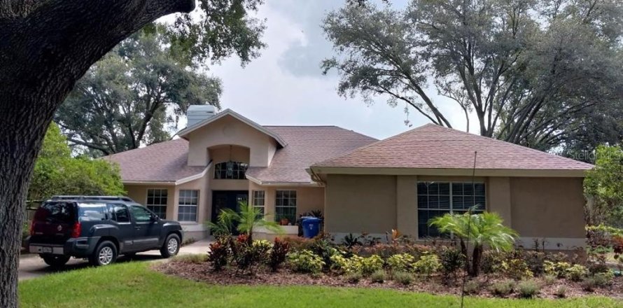 House in Lutz, Florida 4 bedrooms, 231.42 sq.m. № 1883675