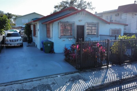 House in Miami, Florida 3 bedrooms, 149.39 sq.m. № 1965318 - photo 1