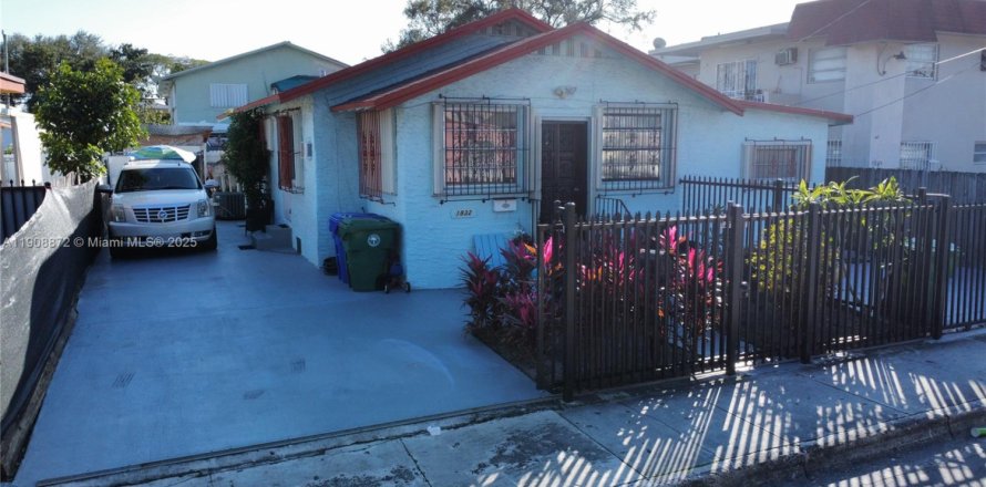 House in Miami, Florida 3 bedrooms, 149.39 sq.m. № 1965318