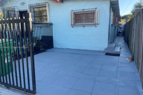 House in Miami, Florida 3 bedrooms, 149.39 sq.m. № 1965318 - photo 2