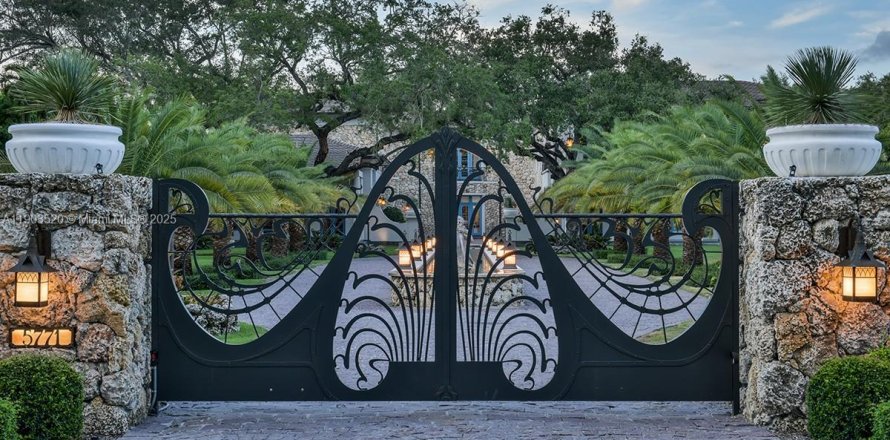 House in Pinecrest, Florida 8 bedrooms, 1116.96 sq.m. № 1967940