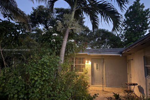 House in North Lauderdale, Florida 3 bedrooms, 98.1 sq.m. № 1894250 - photo 2