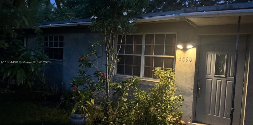 House in North Lauderdale, Florida 3 bedrooms, 98.1 sq.m. № 1894250