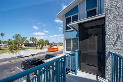 Condo in Madeira Beach, Florida, 1 bedroom  № 1622013 - photo 14
