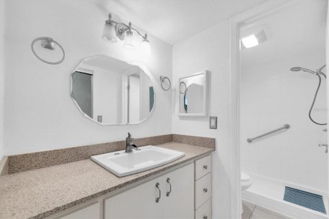 Condo in Madeira Beach, Florida, 1 bedroom  № 1622013 - photo 8