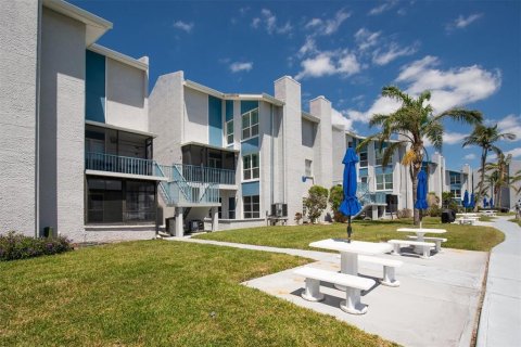 Condo in Madeira Beach, Florida, 1 bedroom  № 1622013 - photo 18