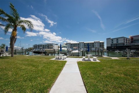 Condo in Madeira Beach, Florida, 1 bedroom  № 1622013 - photo 17