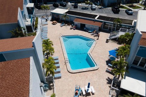 Condo in Madeira Beach, Florida, 1 bedroom  № 1622013 - photo 16