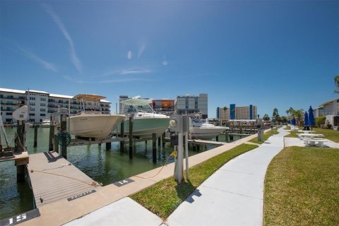 Condo in Madeira Beach, Florida, 1 bedroom  № 1622013 - photo 19