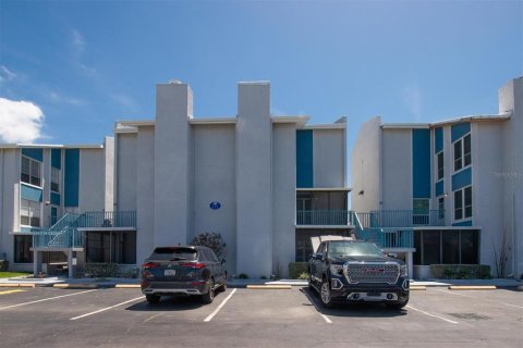 Condo in Madeira Beach, Florida, 1 bedroom  № 1622013 - photo 23
