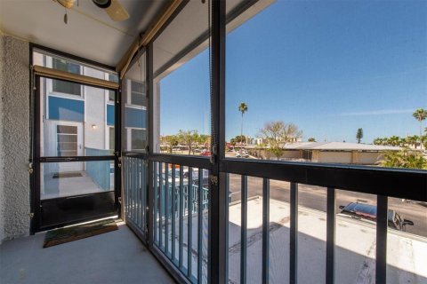 Condo in Madeira Beach, Florida, 1 bedroom  № 1622013 - photo 13