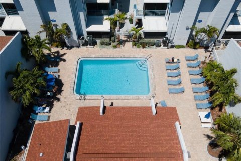 Condo in Madeira Beach, Florida, 1 bedroom  № 1622013 - photo 15