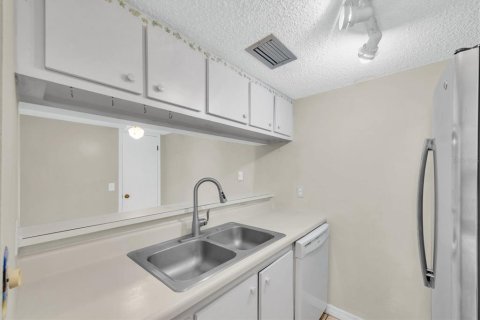 Condo in Madeira Beach, Florida, 1 bedroom  № 1622013 - photo 4