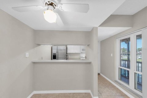 Condo in Madeira Beach, Florida, 1 bedroom  № 1622013 - photo 30