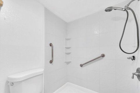 Condo in Madeira Beach, Florida, 1 bedroom  № 1622013 - photo 9