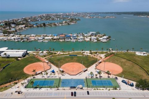 Condo in Madeira Beach, Florida, 1 bedroom  № 1622013 - photo 20