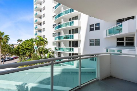 Condo in Hollywood, Florida, 1 bedroom № 2184757 - photo 12